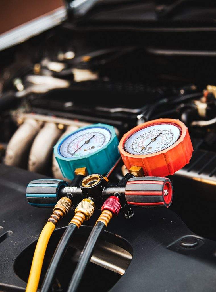 Checking refrigerant levels on car air conditioning unit